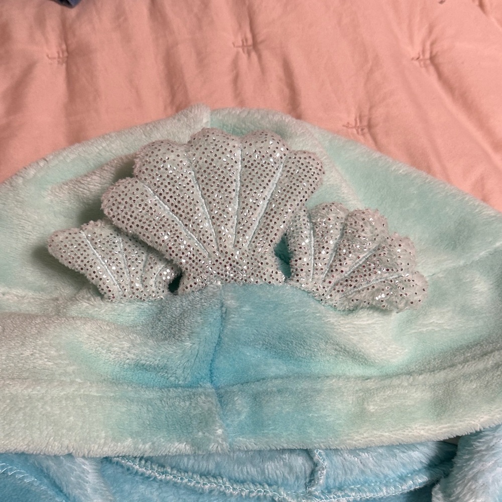 Aqua Ombre Hooded Robe with Seashell Accent - mermaid 🧜🏼‍♀️